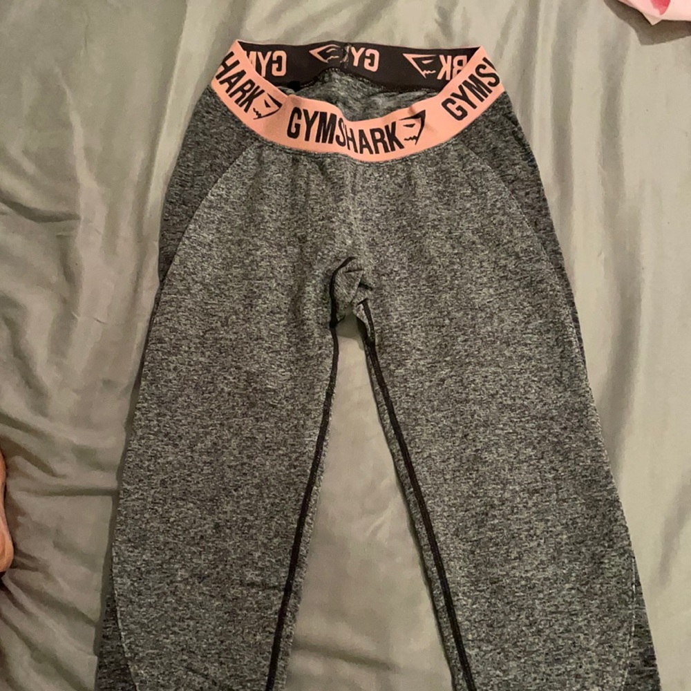 Gym shark leggings